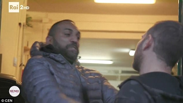 Δημοσιογράφος κάνει ενοχλητικές ερωτήσεις σε μαφιόζο και αυτός … τον αρχίζει στις κουτουλιές (φωτό, βίντεο)